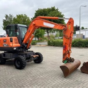 foto 5.5t bagr kolák Doosan kolové rypadlo
