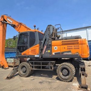foto 25.5t bagr překládka Doosan DX250 WMH5 (DEVELON) kolové rypadlo handler